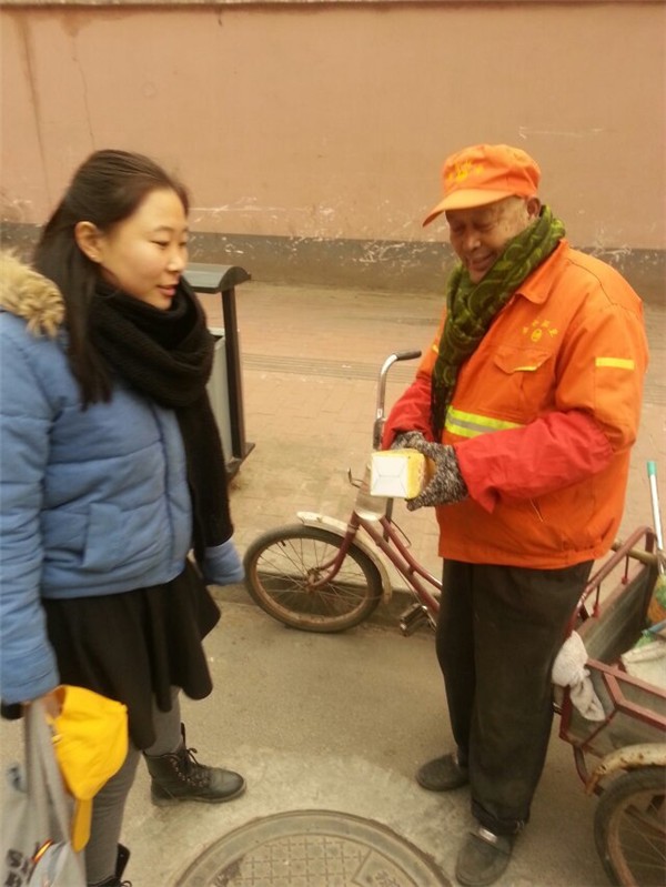 杯皇水杯，寒冬給環(huán)衛(wèi)工人送溫暖啦~~正能量求轉(zhuǎn)發(fā)